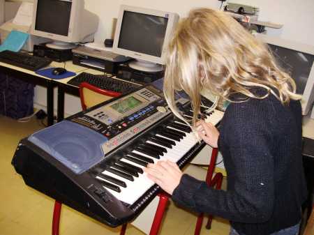 Eléna au piano.